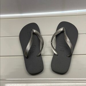 Havaianas Charcoal Flip Flops with Metallic Straps. NWOT